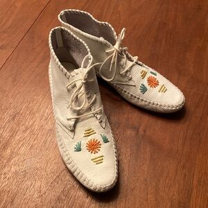 Vintage Piña Colada White Leather Moccasins with embroidery